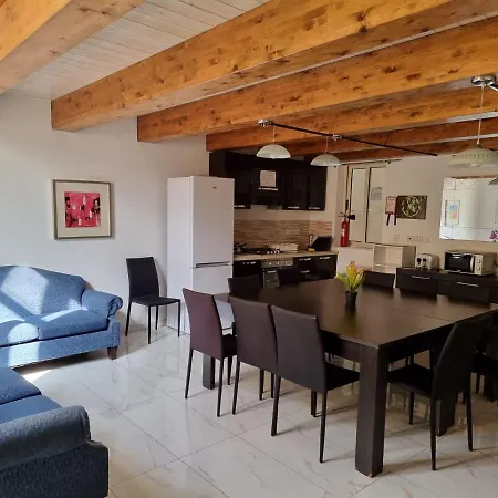 Moorea Mansions Guest house *