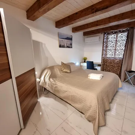 Moorea Mansions *